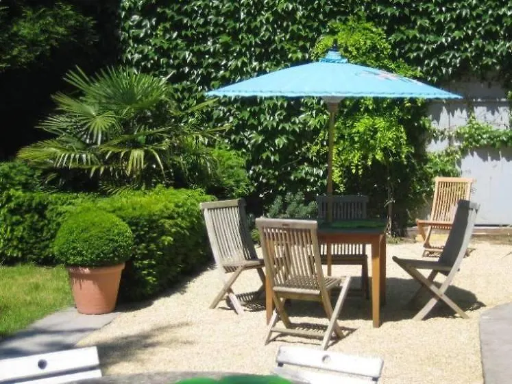 Ou Dorment Les Fees Bed and Breakfast Lille 0*,  Frankrike